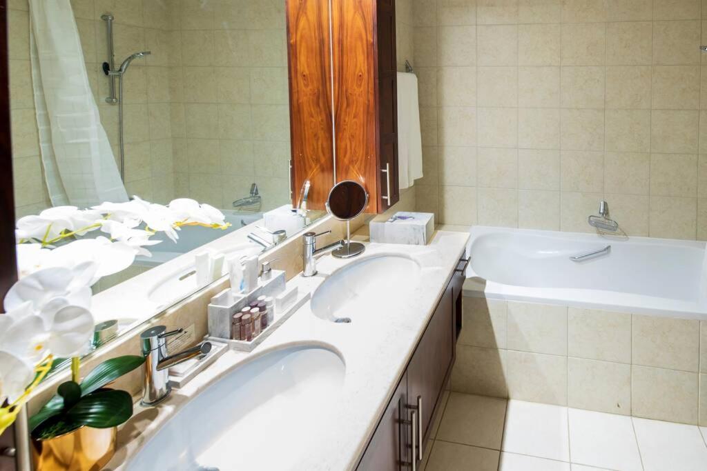 First Class 2Br With Full Burj Khalifa And Fountain View Dubai Exterior foto